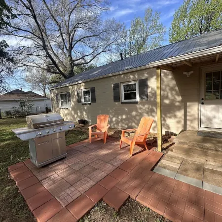 Cedar Bunkhouse close to all Ponca City amenities!