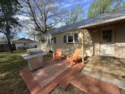 Cedar Bunkhouse close to all Ponca City amenities! Hôtels à proximité de : The Poncan Theater