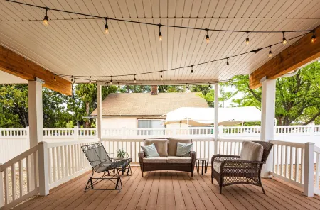 Charming home walking distance from downtown Kanab, w/King Suite Отели в г. Канаб