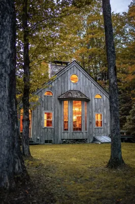 Deerwood Hill ~ après ski cabin • hot tub • fire pit • Stratton • Manchester Hotels in 