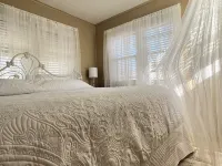 Historic charm, college proximity, and local flavor – your cozy, retreat awaits! Hotels near Kansas State University Salina Aerospace and Technology Campus