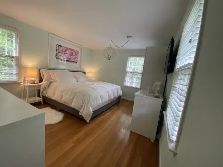 Cape Cottage with Lake Access, Minutes from Beaches! Отели рядом с достопримечательностью «Санди Нек Бич»