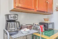 Close to Hospital and Downtown, Eastside Bungalow, Dogs Welcome + Fee