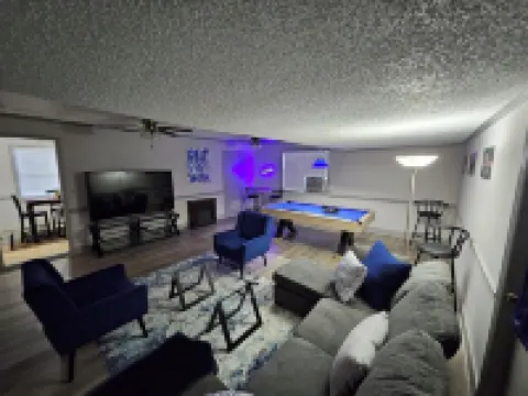 Hidden Gem - 3BD, 2FB w/Jacuzzi + Pool Table