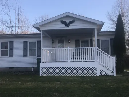 Quiet, 3 bedroom & 1 bath get-a-way. Near Lake Erie for fishing & skiing resorts Отели рядом с достопримечательностью «Uncle John's Elk Creek Campground»