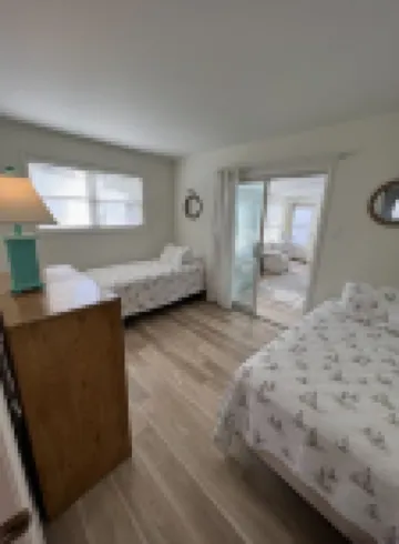 Spacious 4Br 2BTH, 2Floors 1/2 Mile to Beach. on Cape May Island