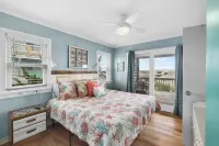 Oceanfront- Hatteras Island/Salvo: 2 Primaries, Hot Tub, Large Open Living Space