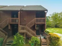 Cozy upstairs Studio Condo at Diamondhead overlooking the Lake & Country Club
