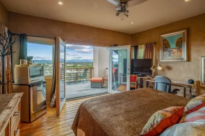 Amazing Views, Hot Tub, Pool, Sauna, Gourmet Kitchen, Master Suites!