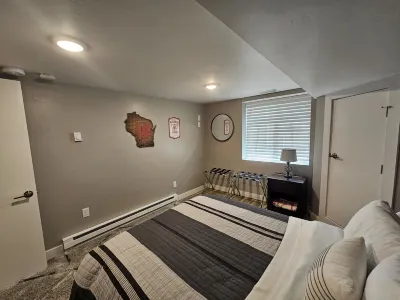 Packer Themed, Renovated 3 Bedroom, 2 1/2 Bath Home- Lambeau Field 16 Min Walk. Hotel in zona Austin Straubel Airport