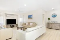 2 Story luxury beach house Hotels in Geographe