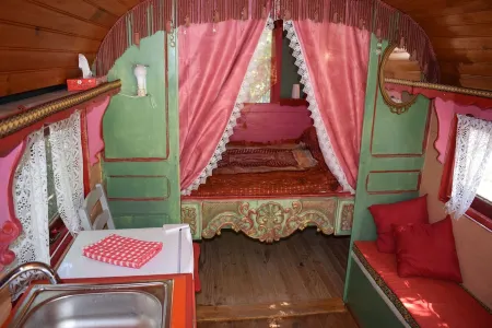 Charming caravan in a green setting near the beach