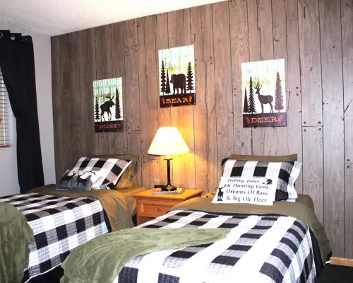 Lazy Bear Lodge on snow/UTV trails and lake Hotels in St. Germain