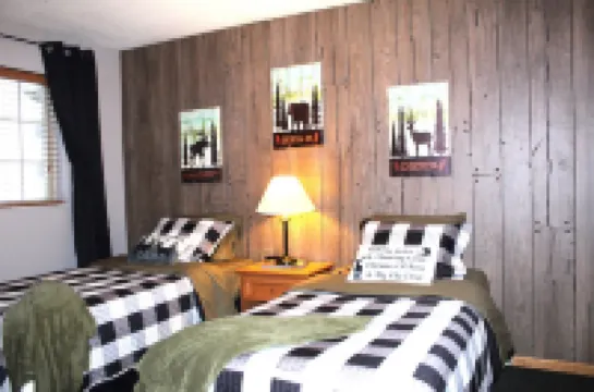 Lazy Bear Lodge on snow/UTV trails and lake