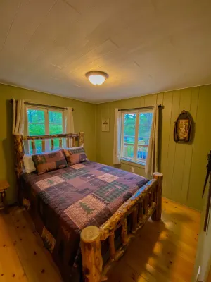 Rustic Log Cabin - Walking Distance to Village! Hotels near Lake George
