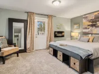 Luxury 4 bd/3ba Family Home near Ocean, Airport,  & Seattle XL yard w/sportcourt Hotéis em Burien