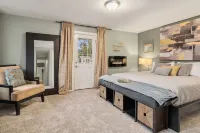 Luxury 4 bd/3ba Family Home near Ocean, Airport,  & Seattle XL yard w/sportcourt