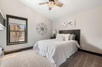 Embers Gulch 2, Hot tub, wifi, paved roads, garage access, brand new duplex