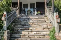 Log Cabin~Hot Tub-~Walk To Town~on Appalachian Trail~wi-fi~