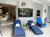 Amazing nature - on the water with large pool!  Centrally located to everything. Speedway附近的飯店