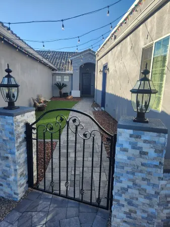 Modern Apartment Located in the Beautiful Groves Area Отели рядом с достопримечательностью «Commemorative Air Force Museum»