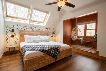 6BR Huge Family Cabin | Game Room, Modern, Views!