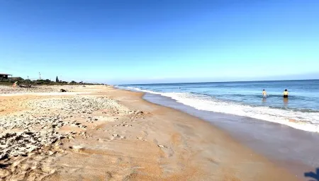 Cozy Crab House, Beachside, Walk to Beach & River, Coffee Bar & Fire Pit Отели в г. Ормонд Бич