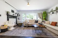 Haus Of Hues: MDRN Bright Peaceful Private Apt - 4-Star