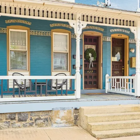 The Downtown Hive:  Sophisticated stay steps from Main St Bethlehem!