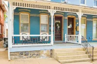 The Downtown Hive:  Sophisticated stay steps from Main St Bethlehem!