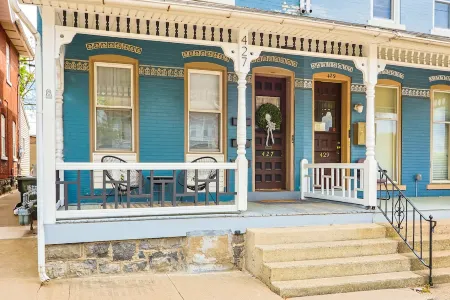 The Downtown Hive:  Sophisticated stay steps from Main St Bethlehem!