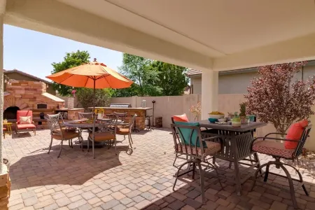 Beautiful 3 Bedroom Desert Oasis Отели рядом с достопримечательностью «Challenger Space Center»