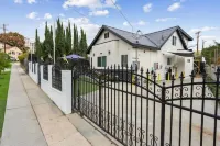 Family/pet friendly home near Hollywood & Pasadena Hotels in Northeast Los Angeles
