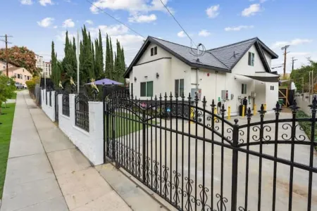 Family/pet friendly home near Hollywood & Pasadena Отели рядом с достопримечательностью «Boyer Cleaners»
