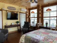 Tiffany's Premier Studio Vacation Rental Downtown Mackinaw City Hotel dekat Old Mackinac Point Lighthouse