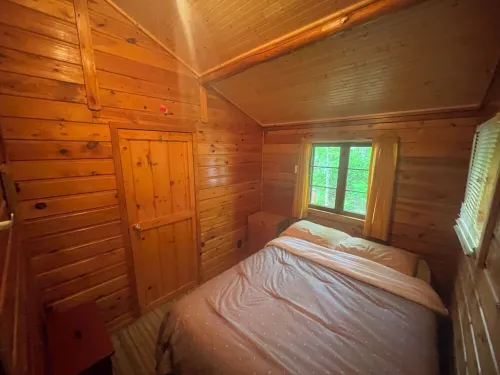 Cabin 3 'Kingfisher' 1 Br, 2 pp, Overlooks Lake, Access to Boats!