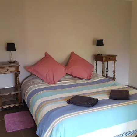 Renovated Catalan farmhouse, 2 minutes from the centre of Céret, not overlooked.