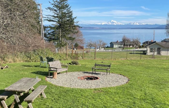Stunning views, 6-Bedroom Farmhouse with beach access and mooring