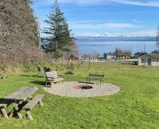 Stunning views, 6-Bedroom Farmhouse with beach access and mooring