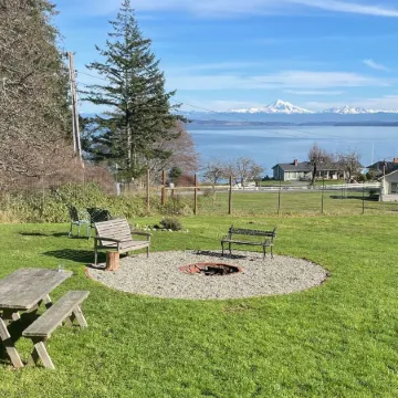 Stunning views, 6-Bedroom Farmhouse with beach access and mooring