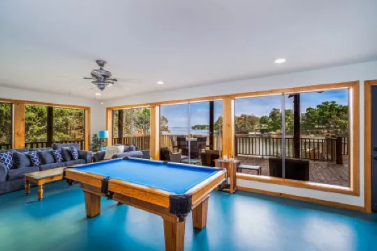 Serene Lakeside Getaway