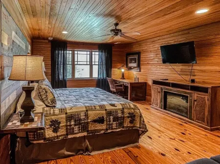 Maple Mountain Retreat! Views, Arcade Rm, Theater, Hot tub
