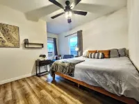 🌊King bed - near SoFi and LAX - free onsite parking 컴튼 호텔