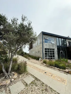 Trancas Canyon Retreat in majestic Malibu hills with breathtaking pool and views Hotel in zona Escondido Falls