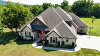 Beautiful 2-Acre Refuge w/Pool-5 miles to UofA!