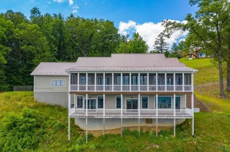 Mountain House located on Blue Ridge Parkway Отели рядом с достопримечательностью «Нью Ривер трейл Стейт Парк, Клиффвью Аксесс»