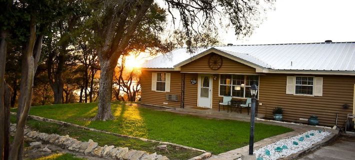 Relax at Sunset Cabin — Panoramic Lakefront Views! Hotels in Brown County