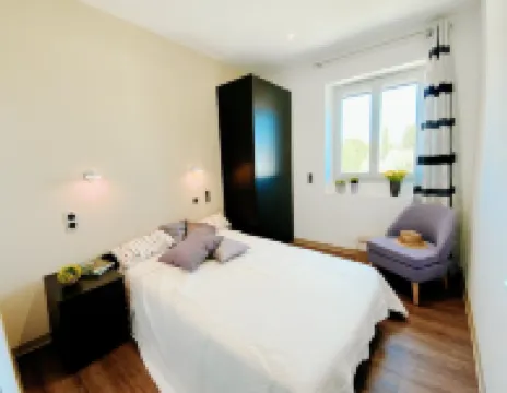 Renovated Bastide, Capelan peninsula, quiet