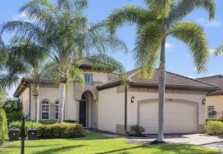 Beautiful Home with Pool on Golf Course in Lely