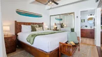 Oceanfront, remodeled penthouse, sunsets, whales/dolphins, surfers! Free parking